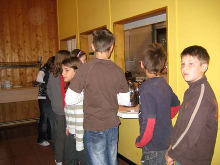 0.2.0 Hier gibts Frühstück an der Essensausgabe