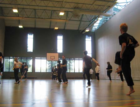 0.2.8 Die Halle war voll. LOS, BEWEGT EUCH!! Alex und Manuel kennen keine Gnade