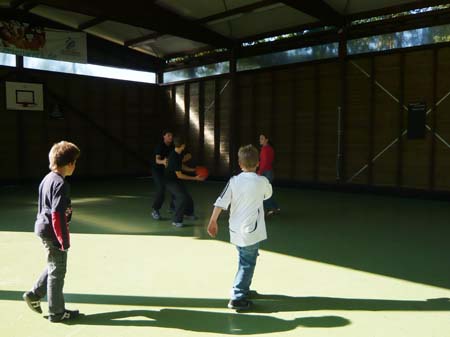 0.3.7 Kempo Basketball (der Ball muß in den gegnerischen Korb, egal wie) wurde natürlich traditionell auch gespielt. Hier Alex gegen Manuel