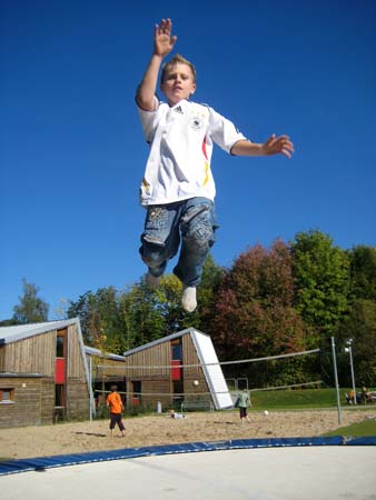 0.3.8 Draussen hatten wir ein Trampolin... Ihr wisst ja, was das heisst
