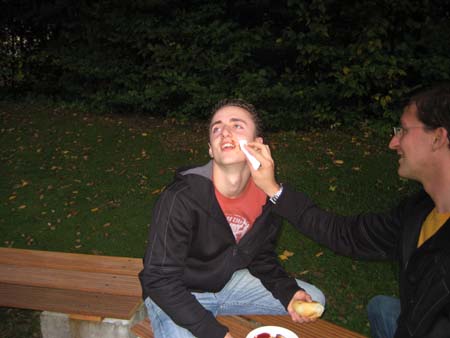 0.4.8 Alex sieht aus wie ein Schwein, und beklekkert hat er sich auch noch...