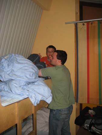 0.5.2 Keine Gnade für die Kinder... Am nächsten Morgen werden sie von uns wieder brutalst geweckt. Hier vom Marcel