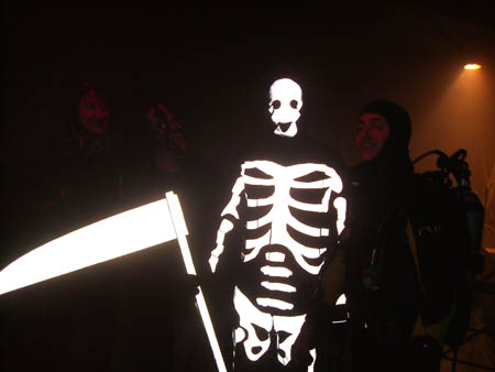 0.1.3 Daaaa leuchtet es. Rechts seht ihr Alex und ganz links der Manuel