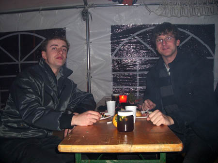 0.1.8 Wir sind müde und erschöpft vom vielen Tauchen. Egal, Party geht immer