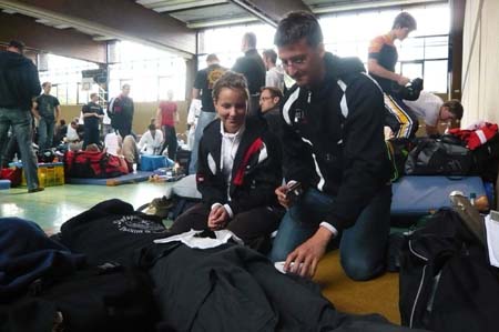 0.1.3 ...Manuel, warum auch immer er Toilettenpapier dabei hat, verteilt dieses auf dem Körper von Alex...