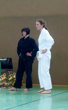 0.1.8 Christina und Sarah... Gleich müssen sie starten. Category Hard Style - Schwarzgurtklasse und die Klasse der weiß-blaugurte