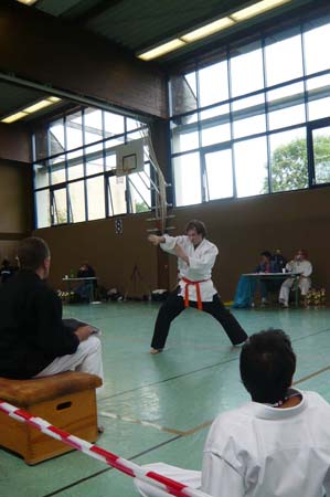 0.3.1 Wer hat euch nur auf diese Meisterschaft vorbereitet.. Dennis erkämpft sich hier souverän den 1. Platz und somit Gold. Internationaler Deutscher Meister!