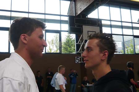 0.3.3 Manuel und Alex... Warum seid ihr wieder so braun... Wo ward ihr wieder im Urlaub... Und warum schaut ihr euch so an... hihi