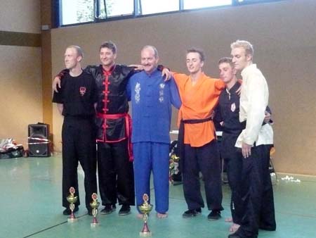 0.8.2 Hier die Sieger im Soft Style der Männer Schwarzgurtklasse. Tolle Teams. Ganz links der Andre