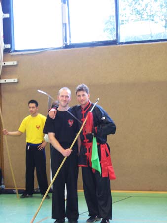 0.8.5 Hier kurz vor der nächsten Disziplin. Waffen Kata Schwarzgurte der Männer. Andre und Manuel. Die freundschaftliche Konkurrenz