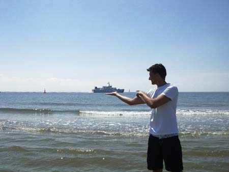 0.1.4 Manuel hält die Fähre hoch