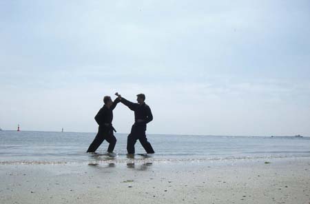 0.2.6 Auch im Urlaub gilt... Training Training Training. Alex Age Uke Manuel Oi Tsuki. Die Stände sind echt tief, aber das Wasser verfälscht das ein wenig