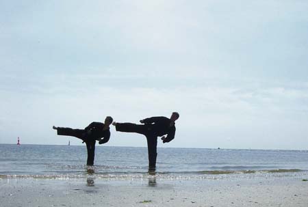 0.2.7 Der berühmte Yoko Geri. Echt schwach... Den könnt ihr doch locker höher halten. Was soll denn das