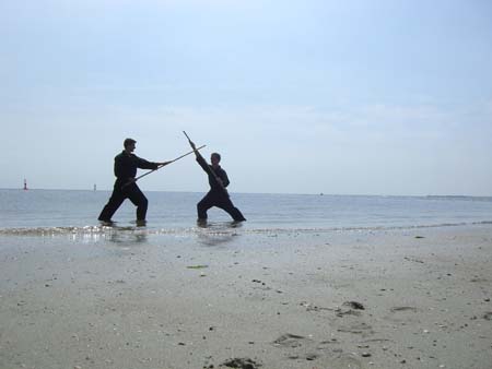 0.2.9 Eine der vielen Lieblingswaffen der Beiden. Der Langstock ... Gun ... Bo ...
