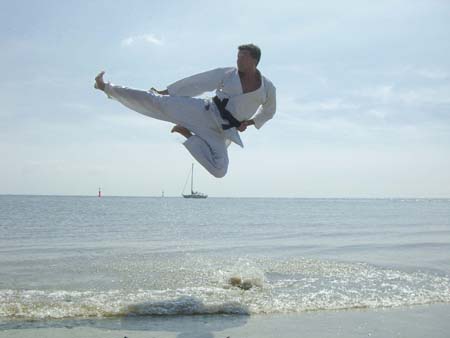 0.4.0 Hier der Manuel beim Yoko Tobi Geri. Einer seiner Lieblingstritte