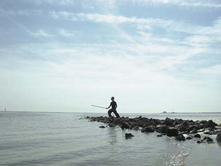 0.4.3 Der Alex mit dem Langstock. Schaut aus, als würde er Angeln tun