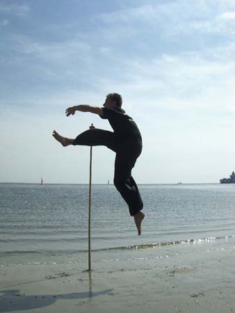 0.5.4 Der Alex als monkey. Wieviele Waffen hattet ihr auf der Insel dabei