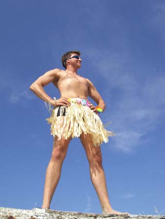 0.6.4 Ah ja... Manuel in Baywatch-Pose, also das sieht echt bescheuert aus, was soll denn die Brille und der Armreif und das Röckchen... Warum tut ihr das