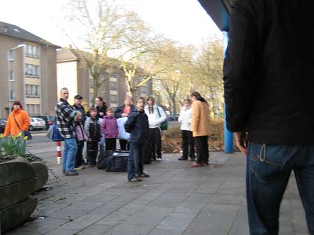 0.0.1 Vor der Dreifachsporthalle in Duisburg, hier warten schon einige Eltern mit unseren Schülern. Toll, Manuel ist mit seinem Hintern hier vorne rechts im Bild