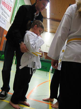 0.0.2 In der Halle, Manuel richtet Medina den Gürtel