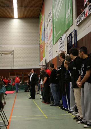 0.1.9 Nach dem Angrüßen und der Überraschungsrede beginnt das große Turnier