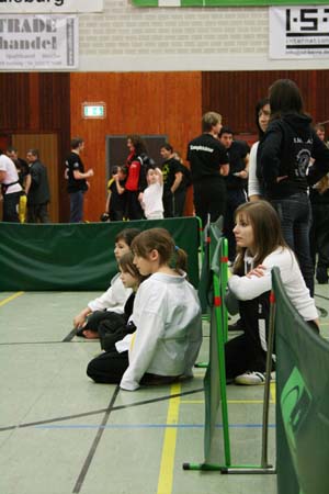 0.2.5 Gleich gehts los, Die Schüler sind nervös und ihre Trainer Manuel und Alexander fiebern eifrig mit
