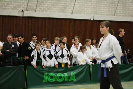 0.4.2 Nicole hat sich den dritten Platz erkämpfen können. Jawoll! Wohlgemerkt, bei diesem Turnier war die Konkurrenz zahlreich und sehr stark vertreten