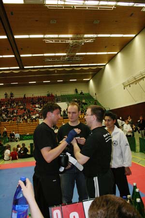 0.6.2 Kaum Zeit zum Luft holen. Kurze Besprechung vor dem nächsten Kampf. Oh man Manuel (links), bist ja ziemlich am schwitzen