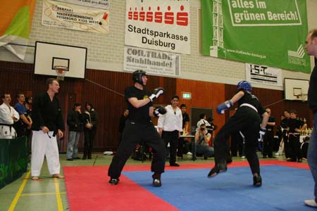 0.6.3 Nächster Kampf. Links Manuel im schwarzen T-Shirt. Ganz links im Bild sein Betreuer, der John. Vielen Dak nochmal an dieser Stelle