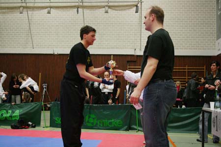 0.6.9 Manuel erkämpft sich in dieser Disziplin (Pointfighting bis 88kg) den dritten Platz. Oh man, da ist aber jemand am schwitzen