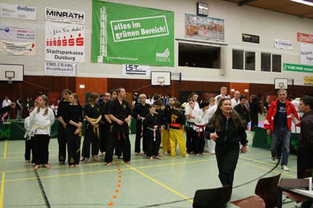 0.7.4 Die Disziplin Syncron Form war wieder eine Herausforderung für unsere Schüler (ganz links)