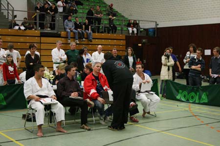 0.8.6 Manuel fragt bei en Kampfrichtern nach