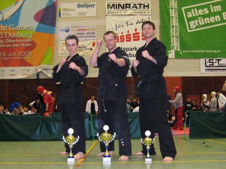 0.9.6 Siegerphoto der Erstplatzierten der Disziplin Shaolin Kempo Formen. Glückwunsch