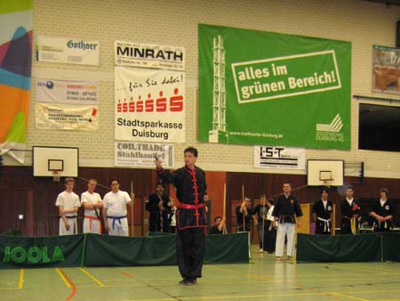 1.0.4 Manuel startet mit seiner Schwertform. Im Hintergrund die Konkurrenz