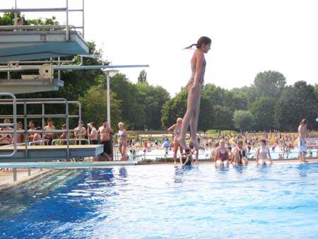 0.0.2 Die Alina springt ins kühle Nass