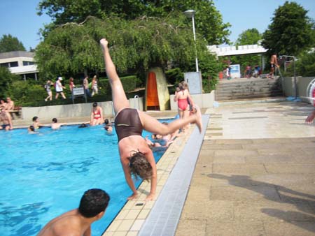 0.1.0 Kim mit Radschlag ins nasse Wasser