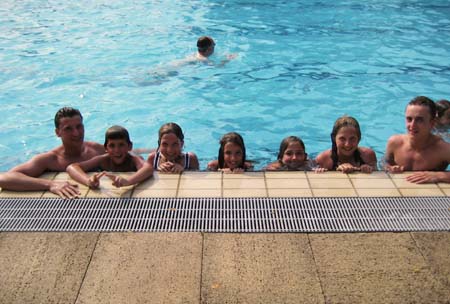 0.1.7 Oooohhh... Ein Gruppenbild. Leider sind nicht alle druf. Ganz links der Manuel und ganz rechts der Alex... Gute 7 Stunden im Bad bei purem Sonnenschein