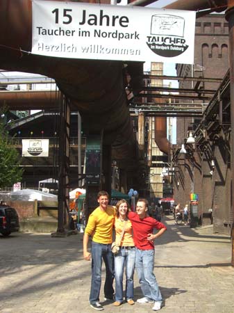 0.0.5 Manuel, Sarah2 und Alex. Die Taufe wird vor herrlich rustikaler Kulisse durchgeführt. Wie steht ihr denn da...