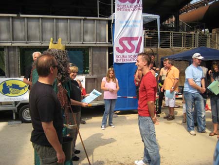 0.1.1 Hier wird Alex getauft. Es heißt nun, er sei aufgenommen und immerdar gelobet und gepriesen als Prinz vom Rominter Riff.