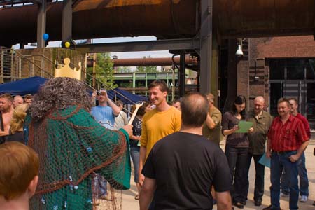 0.1.9 Manuel steht Neptun Rede und Antwort. Schaut mal Alex hinten rechts. Sehen wir da Schadenfreude