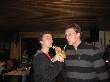 0.0.1 Alex und Manuel stossen bei der Weihnachtsfeier gemeinsam an