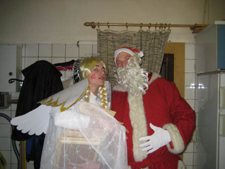 0.0.6 Alex und Manuel in der Küche des Vereinsheimes verkleidet.