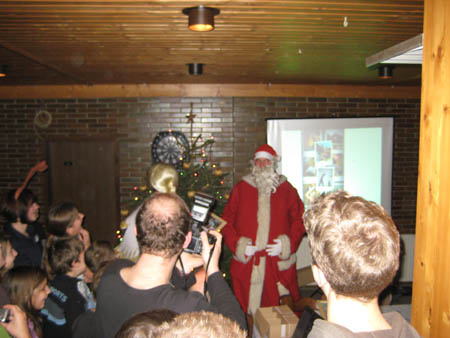 0.0.7 Die Bescherung für die Kinder kam besonders gut an. Alex und Manuel wurden aber irgendwie erkannt