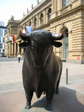 0.0.1 Unser Kurztrip startet in Frankfurt an der Börse. Hier wollten wir schon immer mal einen Abstcher wagen