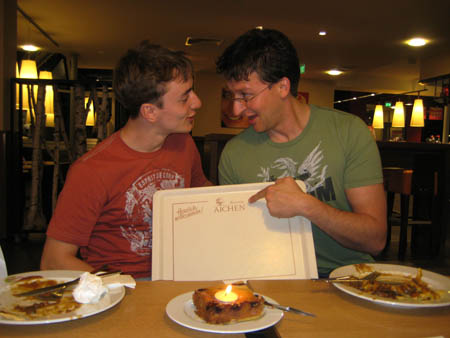 0.0.9 Auf dem Rückweg haben wir mitten in der Nacht in Aichen gehalten. An der Raststätte etwas gegessen und...