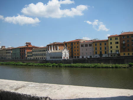 0.0.2 Erste größere Station ist Pisa. Hier seht ihr den Arno mit Oratorium Santa Maria della Spina
