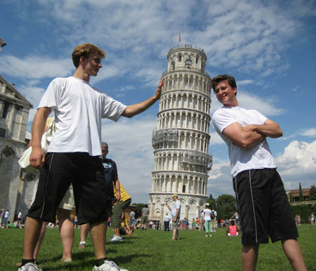 0.0.8 Alex und Manuel dirket am Schiefen Turm ... Man achte auf das grandiose Wetter