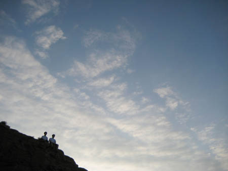 0.1.5 Hier sitzen wir auf den Klippen mit Blick auf das Mittelmeer.