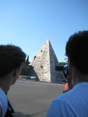 0.2.9 Hier sind wir tatsächlich noch in Rom. Hinter der Pyramide liegt der protestantische Friedhof