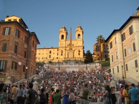 0.3.3 Hier sind wir an der Spanischen Treppe. Die Spanische Treppe in Rom ist eine der bekanntesten Freitreppen der Welt.